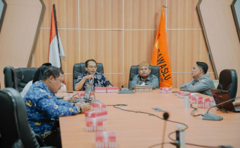 Ketua dan Anggota Bawaslu Kota Samarinda memimpin rapat penguatan kapasitas dengan menghadirkan Anggota KPU Samarinda Akbar Ciptanto