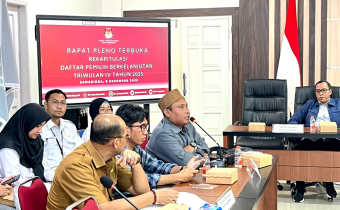 Anggota Bawaslu Kota Samarinda, Sugeng Prasetyo didampingi Anggota Bawaslu Provinsi Kaltim, Galeh Akbar Tanjung dalam Rapat Pleno Terbuka Hasil Pemutakhiran Data Pemilih Berkelanjutan (PDPB) Triwulan IV Tahun 2025.