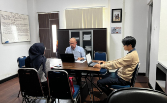 Ketua Bawaslu Samarinda, Abdul Muin beserta staf menerima kunjungan penelitian dari mahasiswi Fakultas Hukum Universitas Widya Gama Mahakam (UWGM), Siska Prasetia A.R., di Kantor Bawaslu Kota Samarinda.