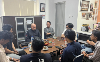 Ketua Bawaslu Kota Samarinda, Abdul Muin, didampingi oleh Anggota Bawaslu, Padlansyah diskusi kritis mengenai dinamika politik terkini bersama GMNI Kota Samarinda di Kantor Bawaslu Samarinda.