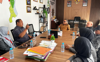 Ketua Bawaslu Samarinda, Abdul Muin, bersama Anggota, Padlansyah, serta Kepala Sekretariat, Mahrus Irhamdi, disambut hangat oleh Sekretaris Camat (Sekcam) Samarinda Seberang, Syamsu Alam, S.I.P., M.Si.