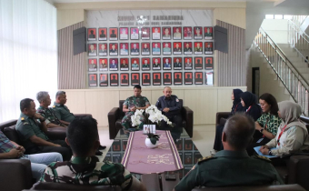 Ketua Bawaslu Kota Samarinda, Abdul Muin didampingi staf melakukan kunjungan kerja/audiensi dengan Dandim 0901/Samarinda, Kolonel Inf Arif Hermad, S.I.P., M.M.