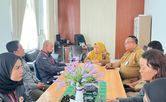 Ketua Bawaslu Kota Samarinda, Abdul Muin, bersama Anggota Bawaslu, Padlansyah saat berdiskusi dengan Camat Samarinda Kota, Handayani, S.Sos., M.Si., Sekcam Achmad Ridjani, serta Kasi Pemerintahan Agus Soebiantoro.