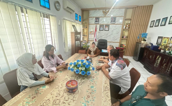 Ketua Bawaslu Kota Samarinda, Abdul Muin, didampingi Kepala Sekretariat, Mahrus Irhmadi, beserta jajaran staf saat berkunjung ke Kecamatan Sungai Kunjang dan disambut dengan tangan terbuka oleh Camat Sungai Kunjang, Dwi Siti Noorbayah, S.Sos., M.Si.