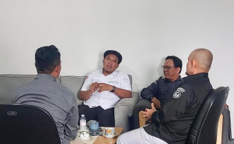 Ketua dan Anggota Bawaslu Kota Samarinda menerima kunjungan kerja dari Anggota Bawaslu Provinsi Kalimantan Timur, Wamustofa Hamzah.