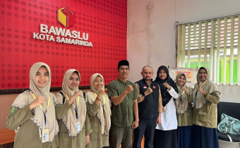 Ketua Bawaslu Kota Samarinda, Abdul Muin didampingi Anggota, Padlansyah menyambut kunjungan dari SMA Istiqamah Muhammadiyah Samarinda