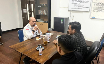 Ketua Bawaslu Kota Samarinda, Abdul Muin saat berdiskusi bersama Mahasiswa UINSI Samarinda.