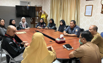 Ketua Bawaslu Samarinda, Abdul Muin, didampingi Anggota Bawaslu, Padlansyah, Kepala Sekretariat, Mahrus Irhamdi, beserta jajaran staf berdiskusi dengan Camat Samarinda Ilir, La Uje, yang didampingi Sekretaris Kecamatan (Sekcam) dan Kepala Seksi Pemerintahan.