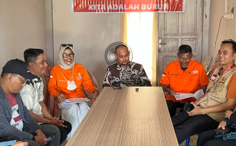 Kedatangan rombongan yang dipimpin langsung oleh Ketua Bawaslu Samarinda, Abdul Muin, beserta anggota komisioner lainnya—Imam Sutanto, Padlansyah, dan Tumenggung Udayana—disambut hangat oleh Ketua Partai Buruh Samarinda, Surya Samudera, beserta jajaran pengurus partai.
