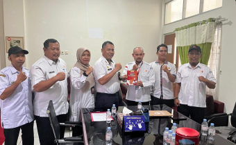 Jajaran Pimpinan dan Kepala Sekretariat Bawaslu Kota Samarinda disambuta hangat oleh Camat Samarinda Ulu, Sujono, M.Si., didampingi oleh Sekretaris Camat (Sekcam) serta Kepala Seksi (Kasi) Pemerintahan.