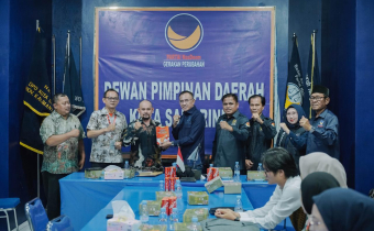 Ketua Bawaslu Kota Samarinda, Abdul Muin didampingi Anggota, Imam Sutanto dan Kepala Sekretariat Mahrus Irhamdi saat menerima buku karya Surya Paloh dalam agenda Konsolidasi Demokrasi ke DPD Partai NasDem.