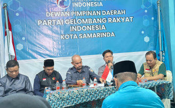 Pimpinan Bawaslu Kota Samarinda dan Partai Gelora saat berdiskusi terkait Pencegahan Dini terhadap potensi pelanggaran Pemilu.