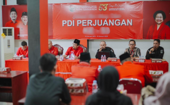 Jajaran Pimpinan Bawaslu Kota Samarinda bergantian memberikan pemaparan saat menyambangi DPC Partai PDI Perjuangan Samarinda dalam agenda Konsolidasi Demokrasi.