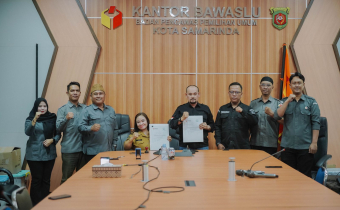 Jajaran Pimpinan Bawaslu Kota Samarinda bersama Ketua DPC Penyandang Disabilitas Indonesia (PPDI) Rica Rahim resmi menjalin kolaborasi strategis melalui penandatanganan Perjanjian Kerja Sama (PKS) yang berlangsung di ruang rapat Bawaslu Kota Samarinda.
