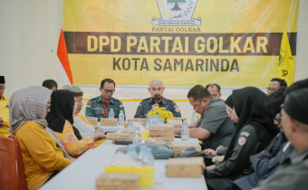 Ketua Bawaslu Kota Samarinda, Abdul Muin didampingi Anggota, Tumenggung Udayana, Imam Sutanto, dan Padlansyah saat berdiskusi bersama jajaran pengurus DPD Partai Golkar Samarinda.
