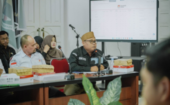 Anggota Bawaslu Samarinda, Sugeng Prasetyo bersama jajaran Pimpinan lainnya saat memberikan tanggapan dan masukkan hasil PDPB Triwulan I Tahun 2026.