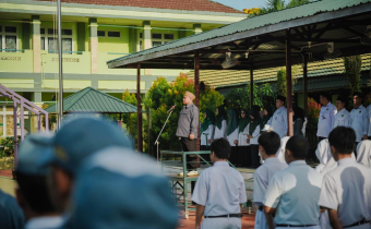Anggota Bawaslu Kota Samarinda, Sugeng Prasetyo didapuk menjadi pembina upacara bendera di hadapan ratusan siswa dan guru MAN 1 Kota Samarinda.