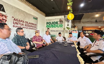 Ketua dan Anggota Bawaslu Kota Samarinda diantaranya Abdul Muin, Imam Sutanto, Tumenggung Udayana, dan Padlansyah saat berdiskusi dengan jajaran FKUB Kota Samarinda dalam rangka konsolidasi demokrasi di Bagio's cafe & resto Samarinda.
