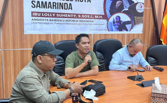 Bawaslu Kota Samarinda menggelar rapat pembahasan produksi video edukasi Bawaslu Membelajarkan Vol. II. Edisi kali ini membedah isu netralitas ASN dan Kepala Desa, bahaya mobilisasi birokrasi, hingga efektivitas sanksi demi menjaga integritas demokrasi.