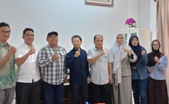 Bawaslu Kota Samarinda menggelar kunjungan koordinasi sekaligus membahas rencana MoU bersama Media Headline pada Kamis (10/9/2026). Pertemuan yang dihadiri oleh Kordiv P2H Sugeng Prasetyo, S.Sos dan Padlansyah ini menjadi langkah nyata Bawaslu dalam merangkul media lokal untuk memperkuat pengawasan partisipatif serta menjaga kualitas demokrasi di Samarinda.