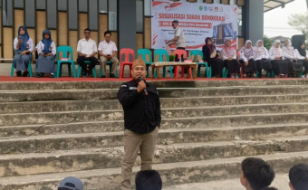 Dalam sosialisasi bertema "Pendidikan Pemilih untuk Pelajar" ini, Anggota Bawaslu Kota Samarinda, Sugeng Prasetyo, S.Sos., hadir langsung sebagai narasumber untuk membekali para siswa pemahaman mendalam tentang pentingnya pengawasan partisipatif, hak dan kewajiban warga negara, serta mendorong lahirnya generasi pemilih pemula yang cerdas, kritis, dan berani menolak politik uang maupun hoaks.