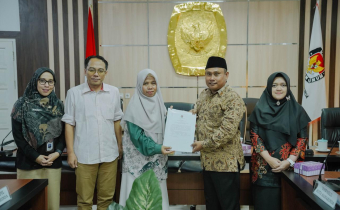 Anggota Bawaslu Kota Samarinda, Sugeng Prasetyo (mengenakan baju batik cokelat dan peci), menerima secara langsung salinan Berita Acara Hasil Rekapitulasi Daftar Pemilih Berkelanjutan (PDPB) Triwulan III Tahun 2026 usai Rapat Pleno Terbuka di Kantor KPU Kota Samarinda, Rabu (30/9/2026).